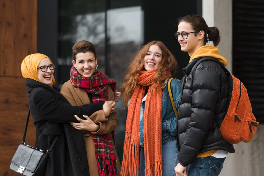 grupo de estudiantes sonriendo