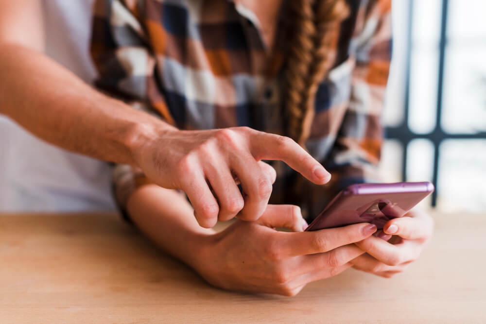 pareja utilizando telefono movil